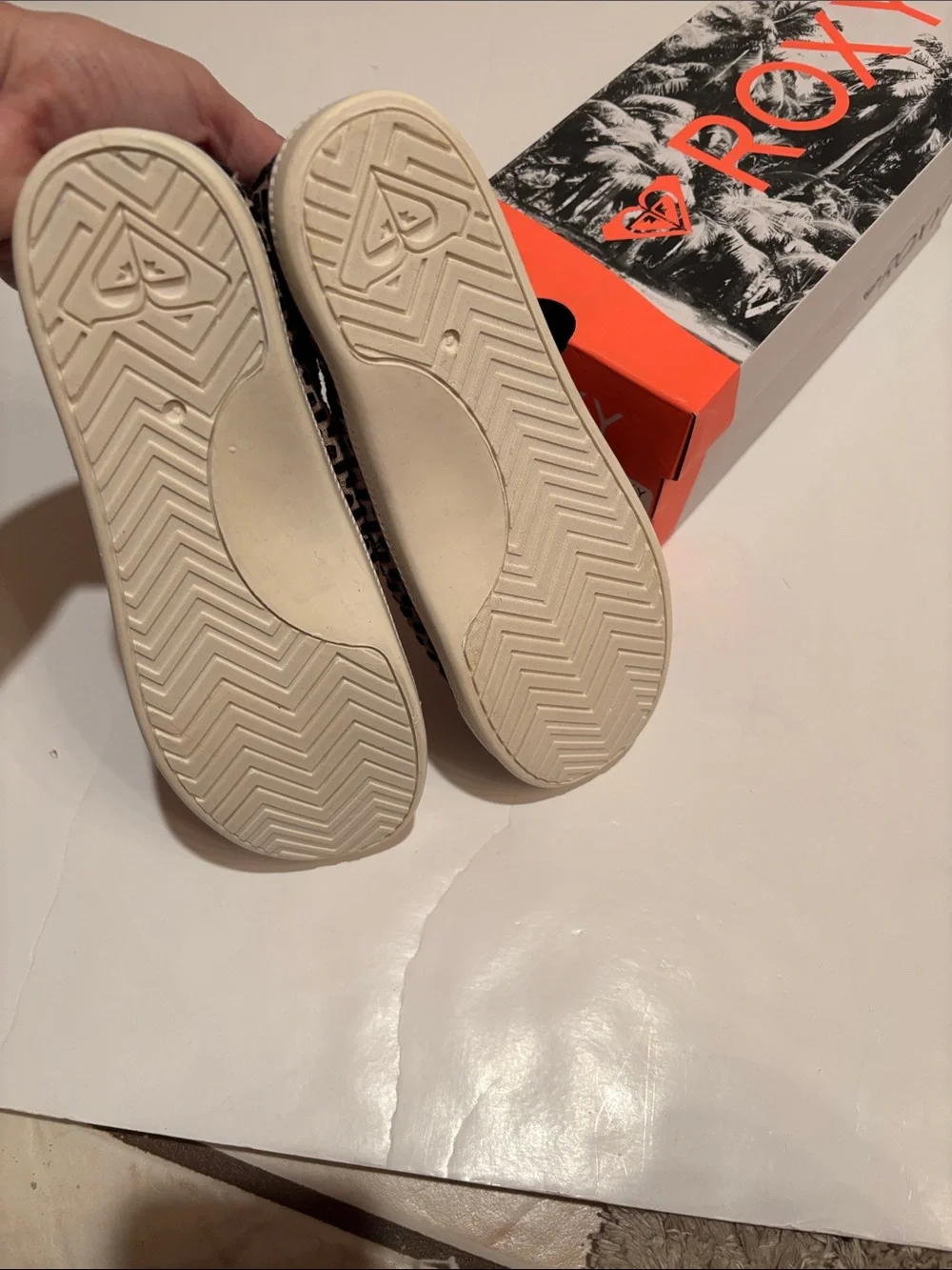 NWT Roxy bayshore II Beige and Black Patterned Lace-Up Sneakers 6 surf squish